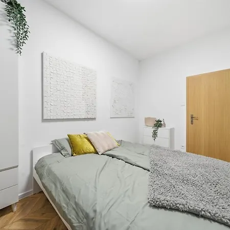 Stylish 2br Family Near Hockey Stadium